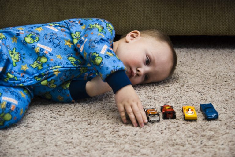 Autismo: il Bambino mette in fila le auto